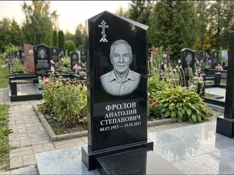 Памятник из чёрного гранита — стела со столиком и скамьёй с крестом на Голгофе, работа «Верещагин» в Иркутске