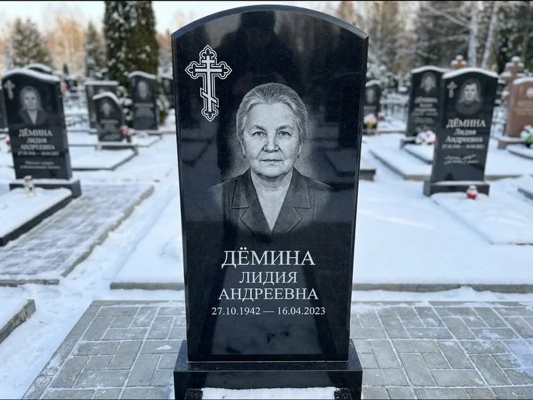 Памятник из чёрного гранита — стела домиком с крестом в лучах, работа «Селезнёва» в Иркутске