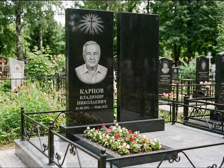 Памятник из чёрного гранита — ступенчатая стела с золочёным крестом, работа «Панкратов» в Иркутске