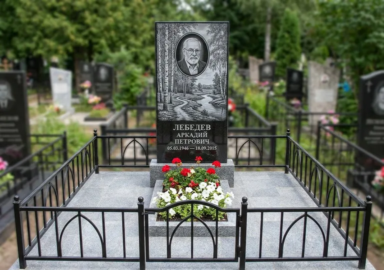 Памятник с гравировкой берёзовой рощи, портретом и надписью в Иркутске