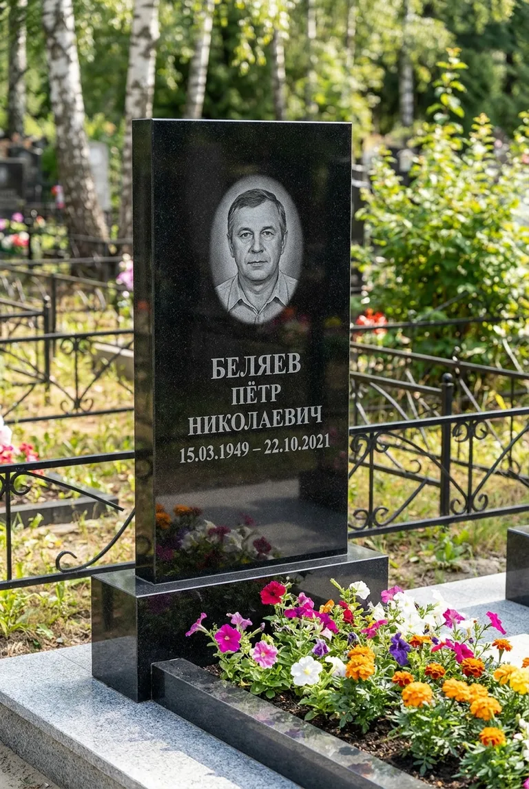 Вертикальный чёрный гранитный памятник под ключ с цветником в Иркутске