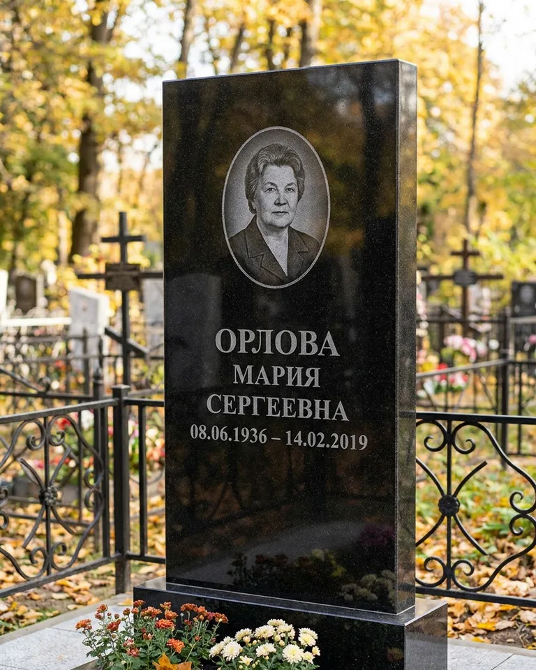 Вертикальный серый гранитный памятник под ключ, осень в Иркутске