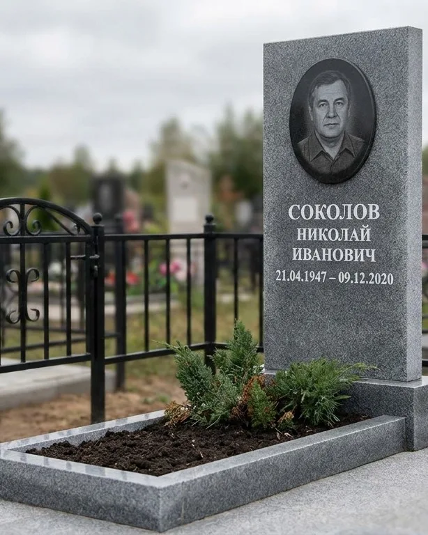 Чёрный памятник под ключ на гранитном цоколе в Иркутске
