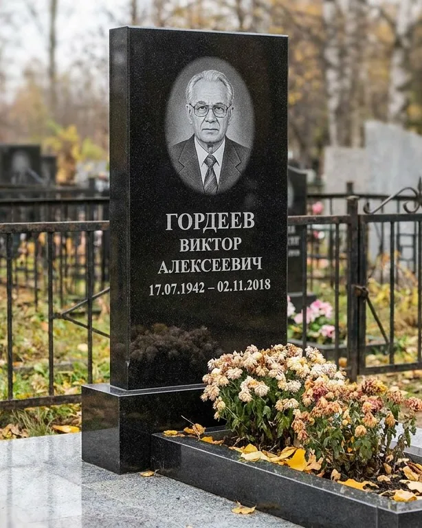 Памятник под ключ с гранитным цоколем и плиткой в Иркутске