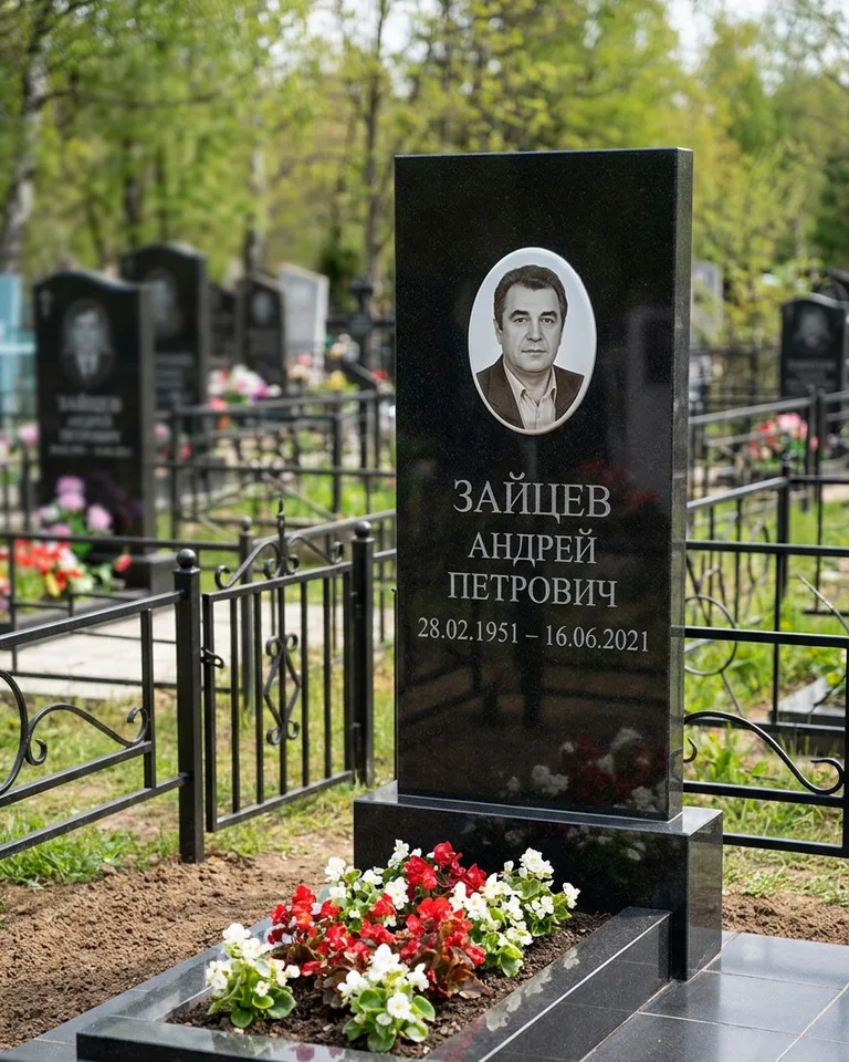 Памятник под ключ с гранитной вазой и цветами в Иркутске