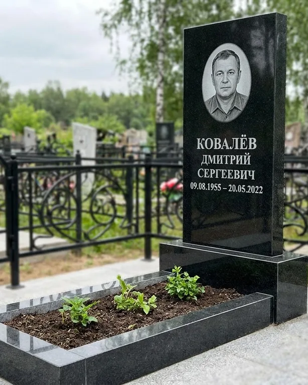 Горизонтальный серый памятник под ключ, осень в Иркутске