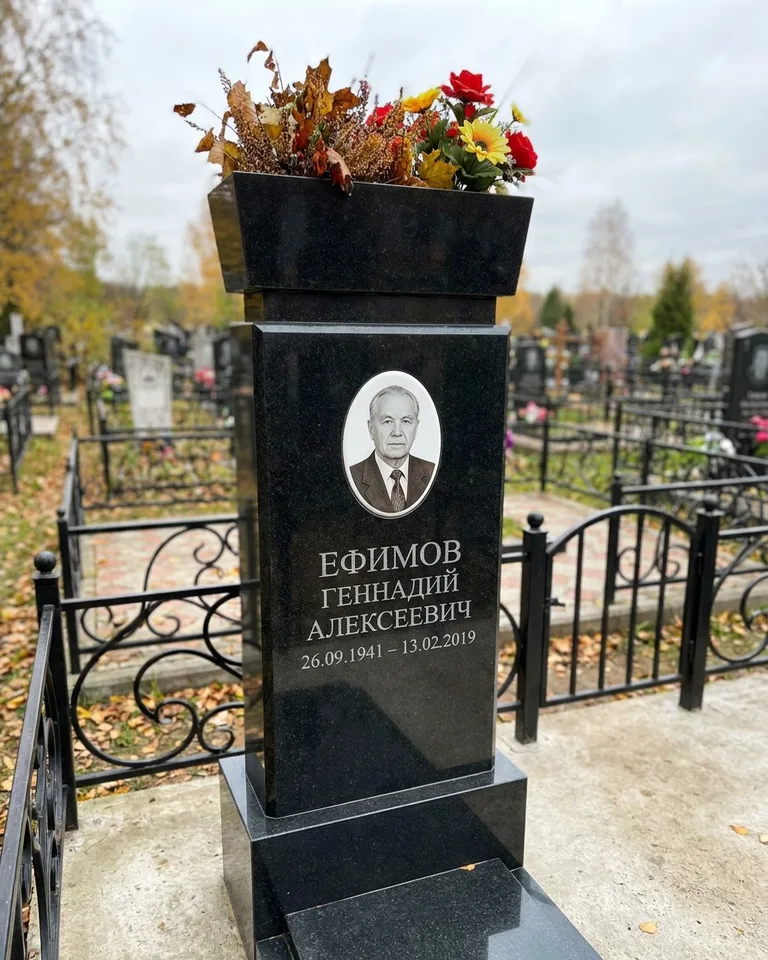 Двойной семейный памятник под ключ с портретами в Иркутске