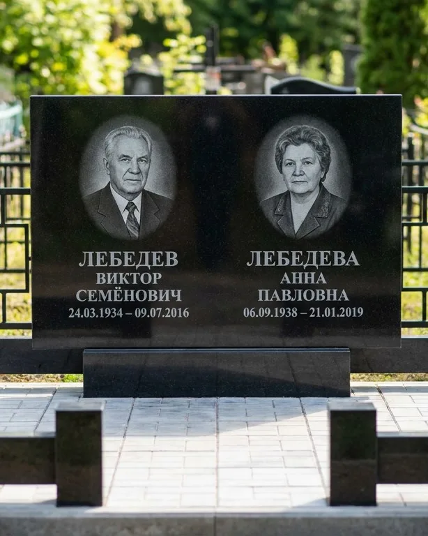 Памятник под ключ из красного гранита в Иркутске