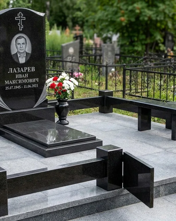 Памятник под ключ зимой с венком в Иркутске