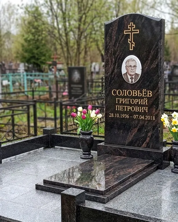 Памятник под ключ с гранитным цоколем и вазой, осень в Иркутске