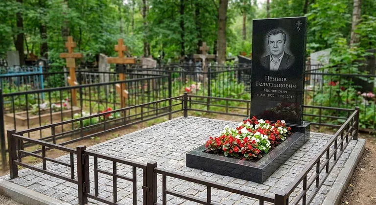 Памятник под ключ с цветником и благоустройством в Иркутске
