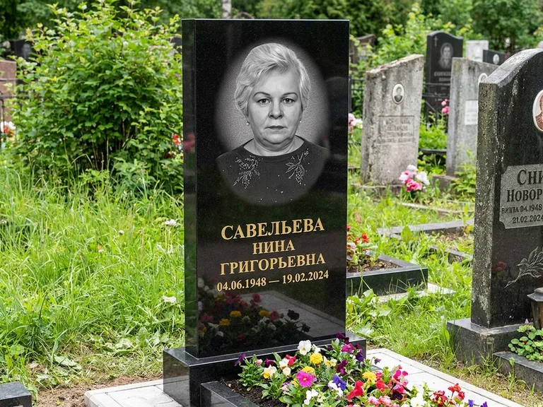 Портрет на памятнике в Иркутске — Паспортное фото восстановили и награвировали на чёрной стеле