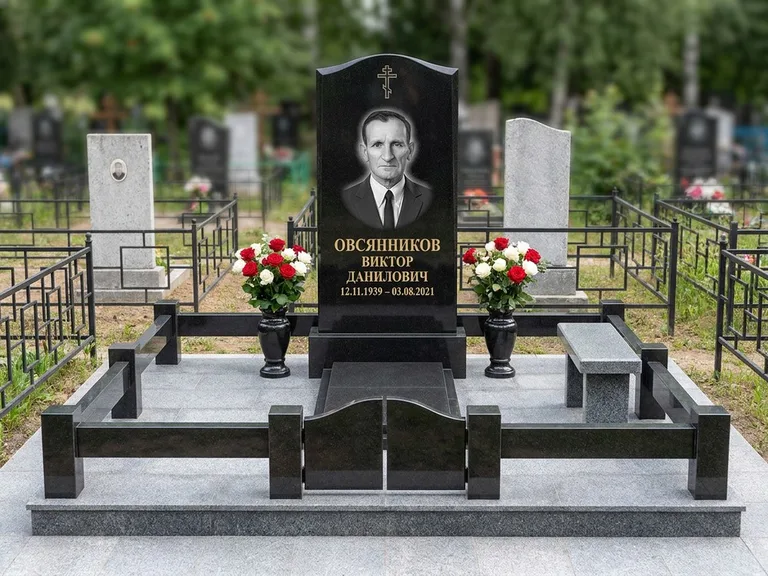 Портрет на памятнике в Иркутске — Старый снимок → гравировка на премиум-комплексе с плиткой и оградой