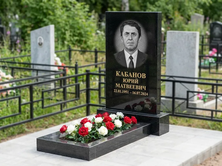 Портрет на памятнике в Иркутске — Старый снимок → гравировка на вертикальной стеле