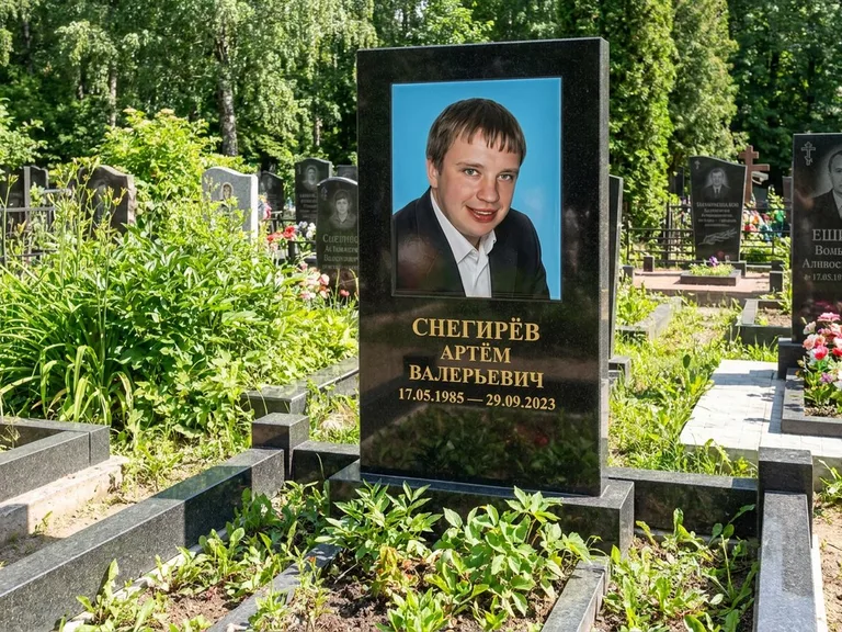 Портрет на памятнике в Иркутске — Цветное фото → прямоугольная фотокерамика на чёрном граните