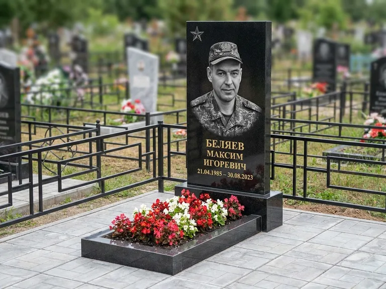 Портрет на памятнике в Иркутске — Военное фото → цветная фотокерамика, гравированная звезда