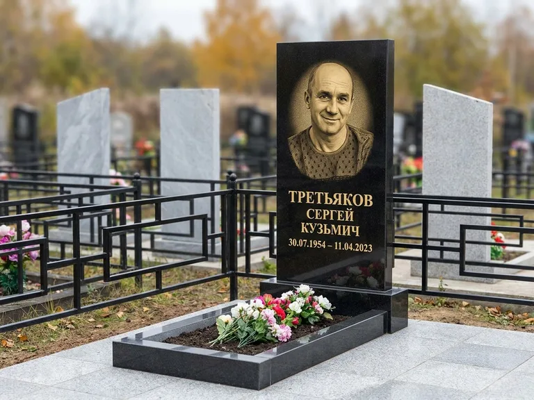 Портрет на памятнике в Иркутске — Восстановленный портрет → гравировка на вертикальной стеле