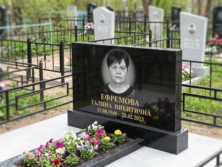 Портрет на памятнике в Иркутске — Ч/б портрет → гравировка на горизонтальном памятнике