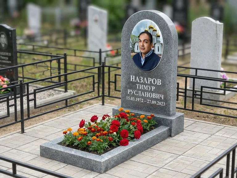 Портрет на памятнике в Иркутске — Цветной портрет → фотокерамика-овал на сером граните, буквы белые