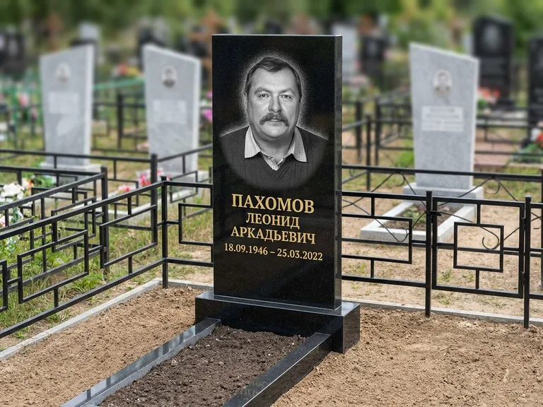Портрет на памятнике в Иркутске — Маленькое фото → гравировка на простом бюджетном памятнике