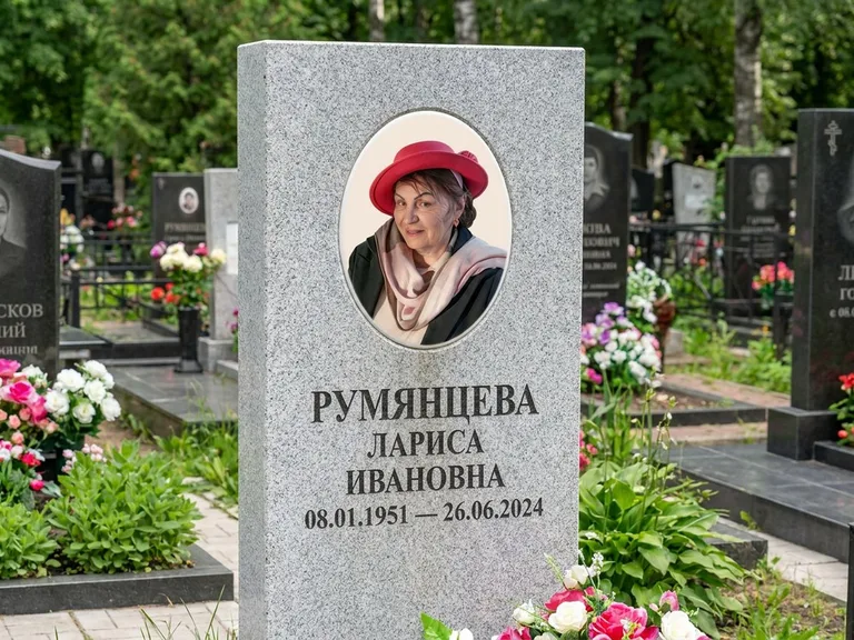 Портрет на памятнике в Иркутске — Цветной портрет → овальная фотокерамика на светлом камне