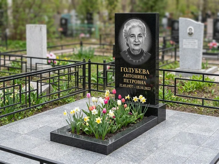 Портрет на памятнике в Иркутске — Выцветший скан восстановили и награвировали на стеле