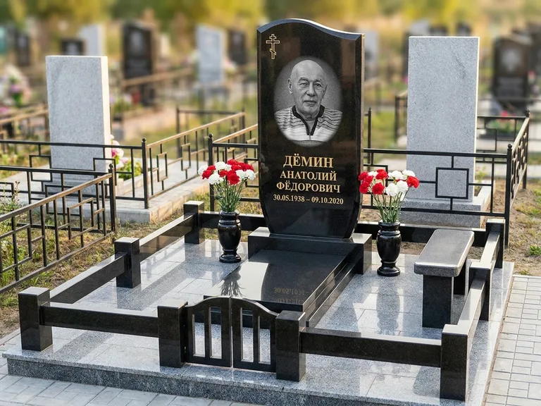 Портрет на памятнике в Иркутске — Реставрация → гравировка на премиум-комплексе