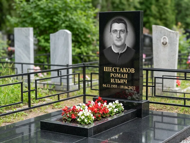 Портрет на памятнике в Иркутске — Ч/б портрет → гравировка на стеле