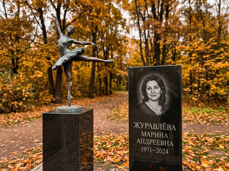 Бронзовая балерина на постаменте рядом со стелой осенью в Иркутске