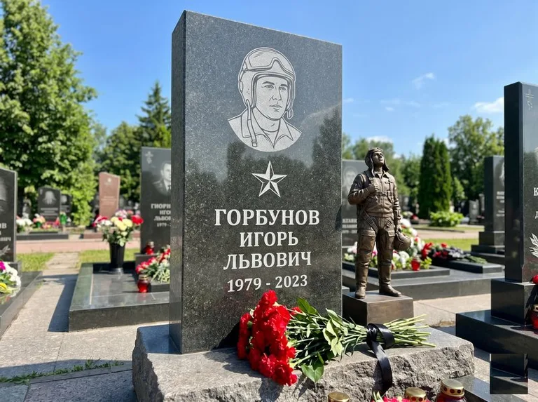 Гранитная фигура лётчика на памятнике военному со звездой в Иркутске
