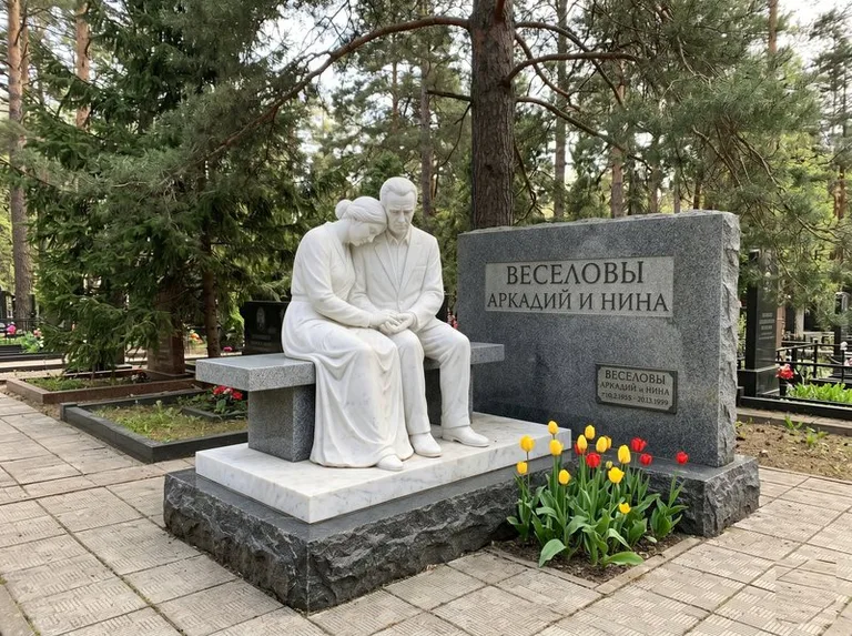 Мраморная скорбящая пара на эксклюзивном мемориале в Иркутске