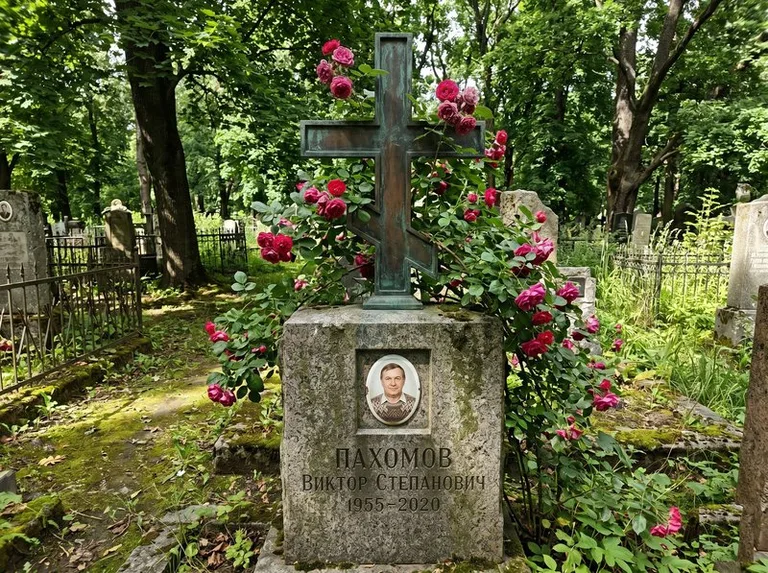 Бронзовый крест с розами на гранитной плите в Иркутске