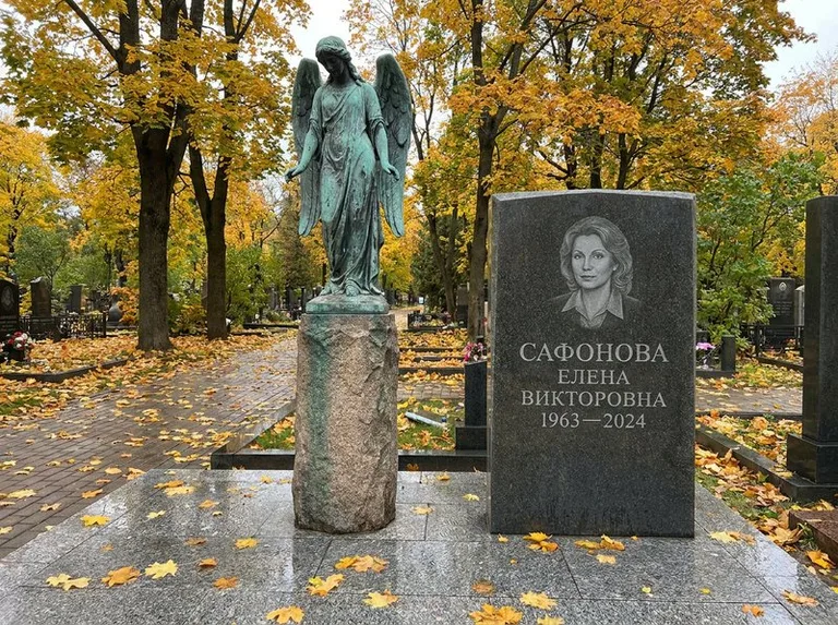 Бронзовый ангел на колонне рядом с памятником в Иркутске