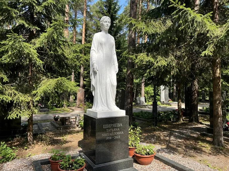 Ростовая женская фигура с портретным сходством на мемориале в Иркутске