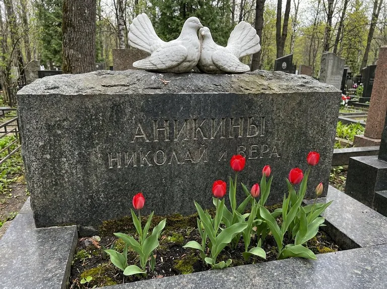 Пара голубей из литьевого мрамора на гранитной плите в Иркутске