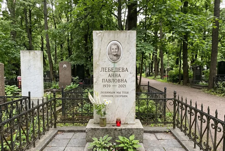 Уборка могилы до и после осенью — городское кладбище в Иркутске