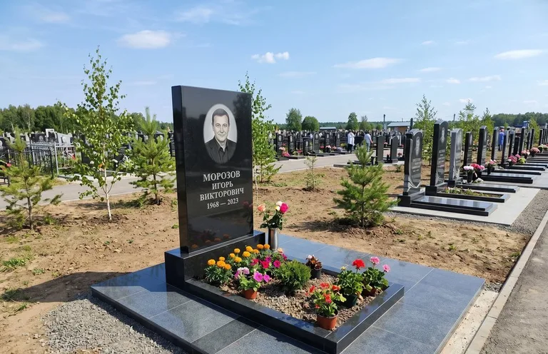 Уборка могилы со скамьёй до и после в Иркутске