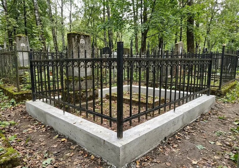 Установка ограды на бетонный поребрик по периметру в Иркутске