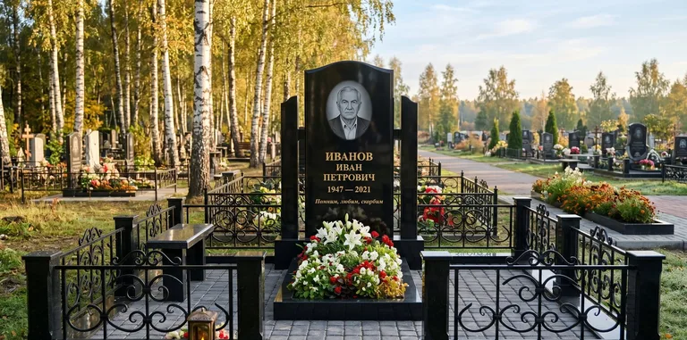 Мемориальный комплекс с цветником и оградой в Иркутске