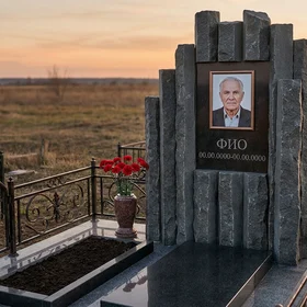 Памятник из тёмного базальта в виде скалы