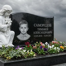 Детский памятник с ангелом и лилией