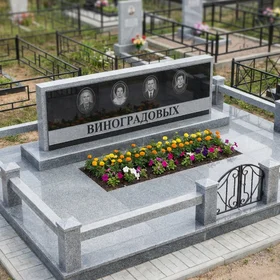 Семейный памятник на четверых из комбинированного гранита