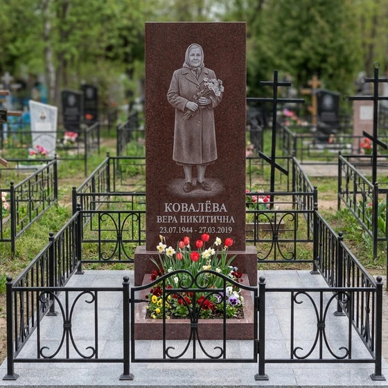 Памятник с портретом в полный рост из красного гранита