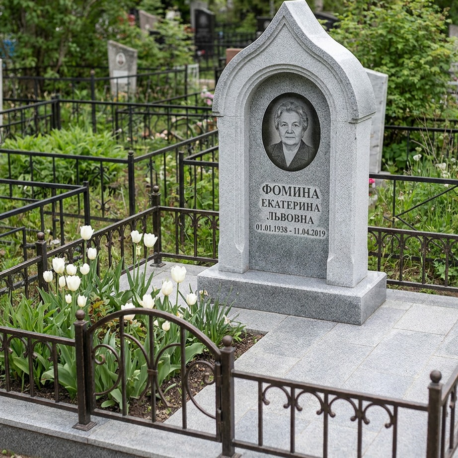 Пример дизайна: Памятник-часовня из серого гранита — фото и цена