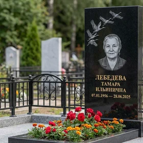 Мемориал с журавлиным клином из черного габбро-диабаза