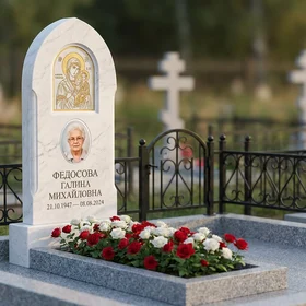 Мемориал с иконой Богородицы из белого мрамора