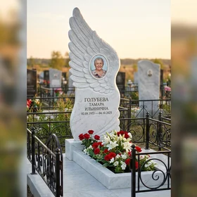 Памятник с крылом ангела из белого мрамора с портретом