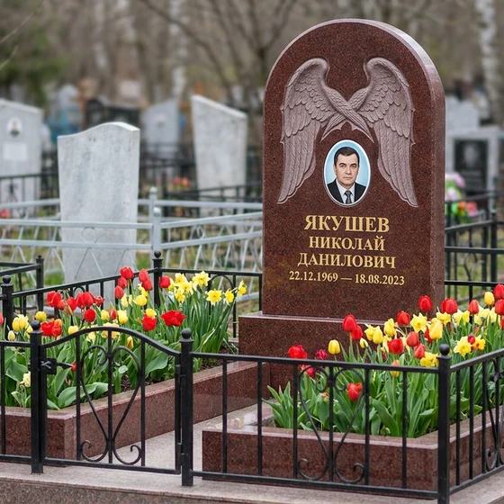 Мемориал с парящими крыльями из лезниковского гранита