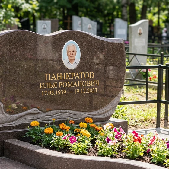 Памятник с лебедем на волне из дымовского гранита