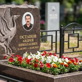 Памятник с журавлем и портретом из дымовского гранита